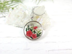necklace with ashes and flower blooms