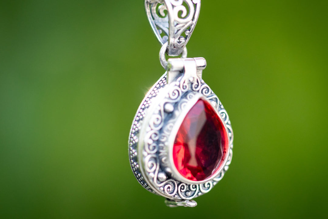 cremation pendant with ash side