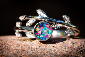 leaf cremation ring with spinner, in magenta and turquoise